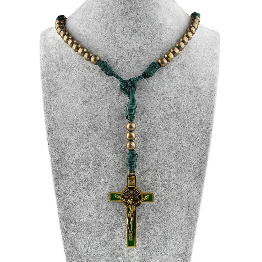 Rosário São Bento dourado e verde no busto