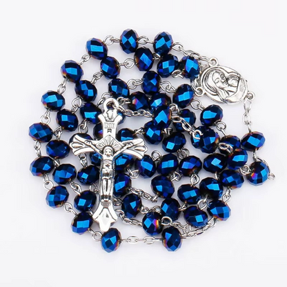 Colar Rosário Sacro Studio em cristal azul sobre fundo claro