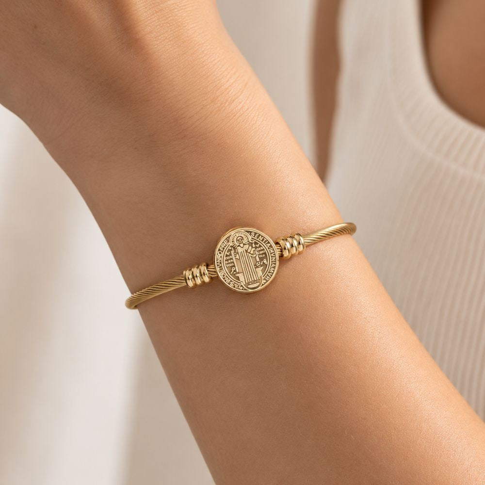 Medalha de São Bento dourada no bracelete
