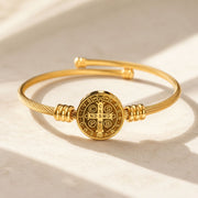 Bracelete dourado de São Bento em composição de produto
