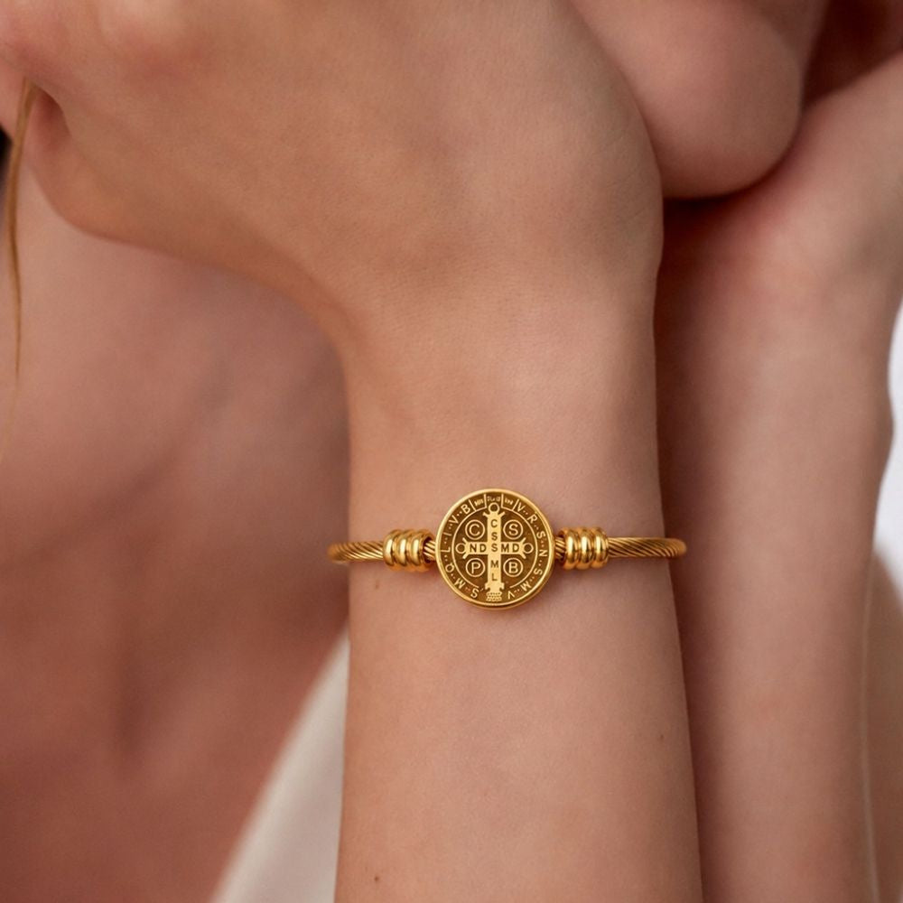 Bracelete dourado ajustável no pulso