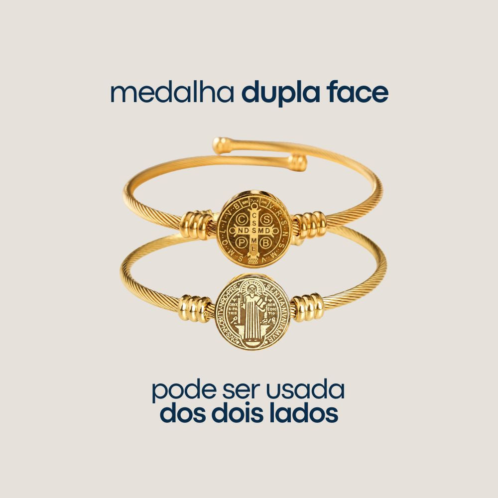 Bracelete de São Bento dourado em destaque