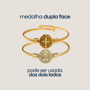 Bracelete de São Bento dourado em destaque