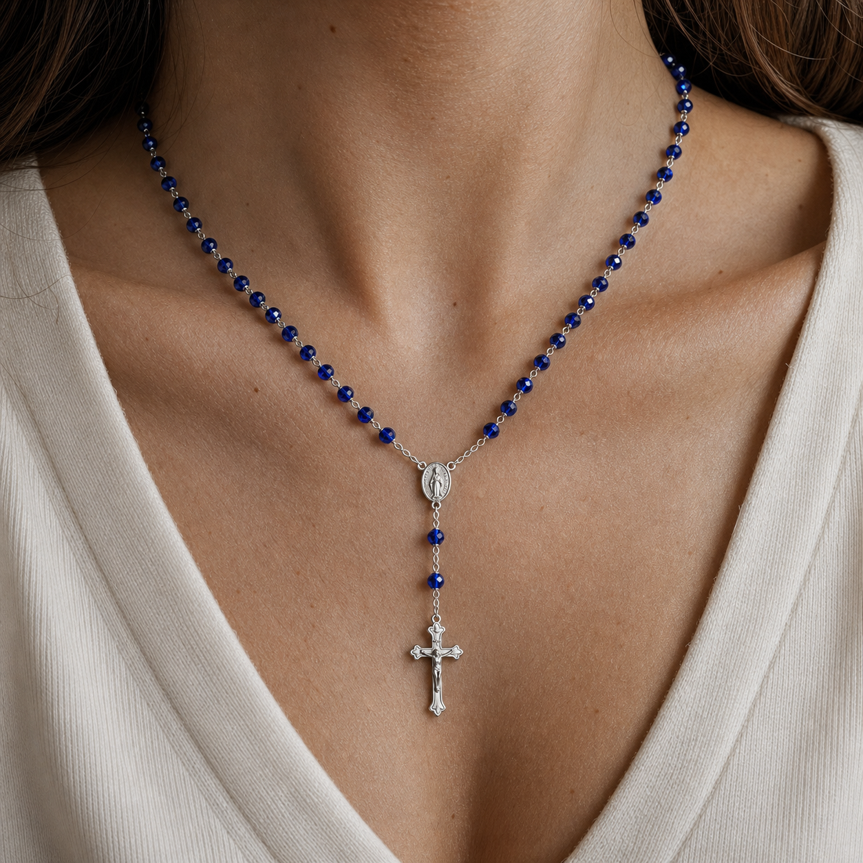 Colar Rosário Sacro Studio azul em uso com textura de pele realista