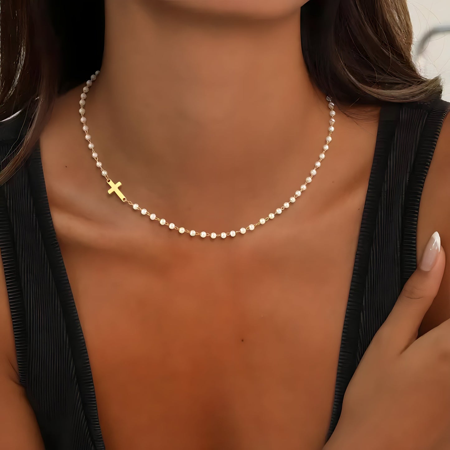 Colar de pérolas com cruz em look preto