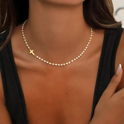 Colar de pérolas com cruz em look preto