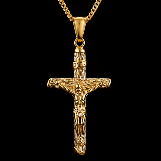 Crucifixo Rústico INRI dourado suspenso sobre fundo preto