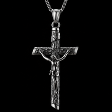 Crucifixo Rústico INRI prateado suspenso sobre fundo preto