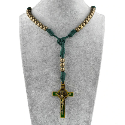 Rosário São Bento dourado e verde no busto