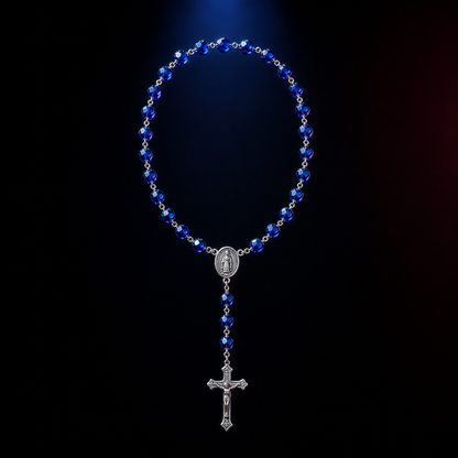 Colar Rosário Sacro Studio azul completo em composição conceitual escura