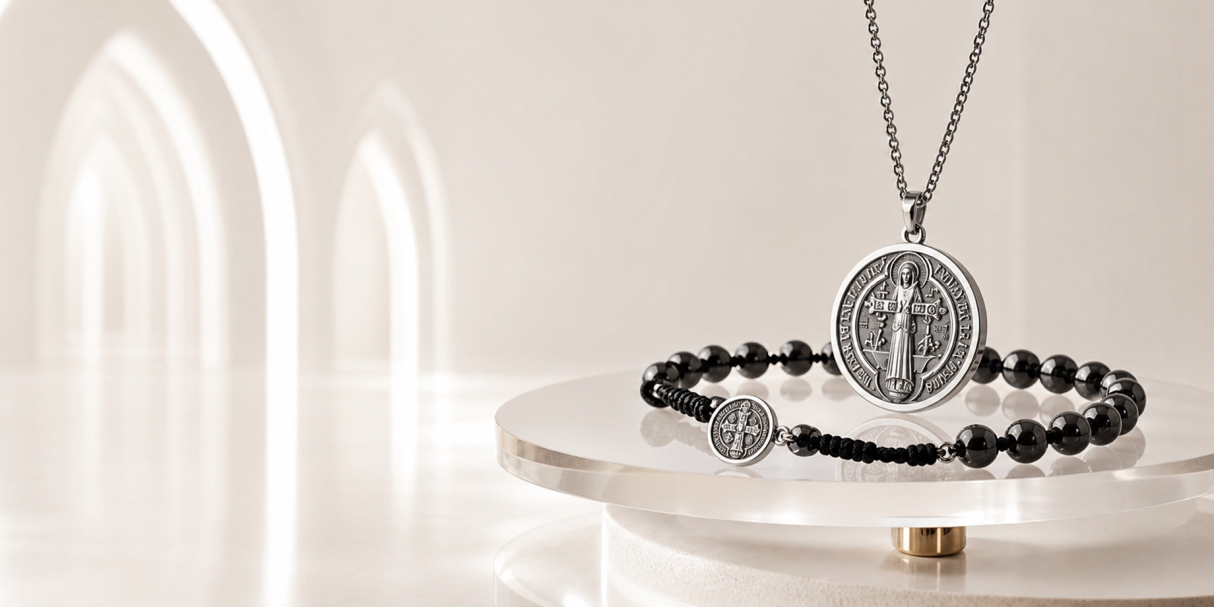 Medalha e rosário em composição minimalista de joalharia sacra